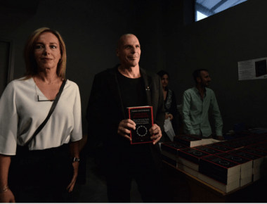 Σε εξέλιξη η παρουσίαση του βιβλίου του Γιάνη Βαρουφάκη «Ανίκητοι Ηττημένοι» (φωτό)